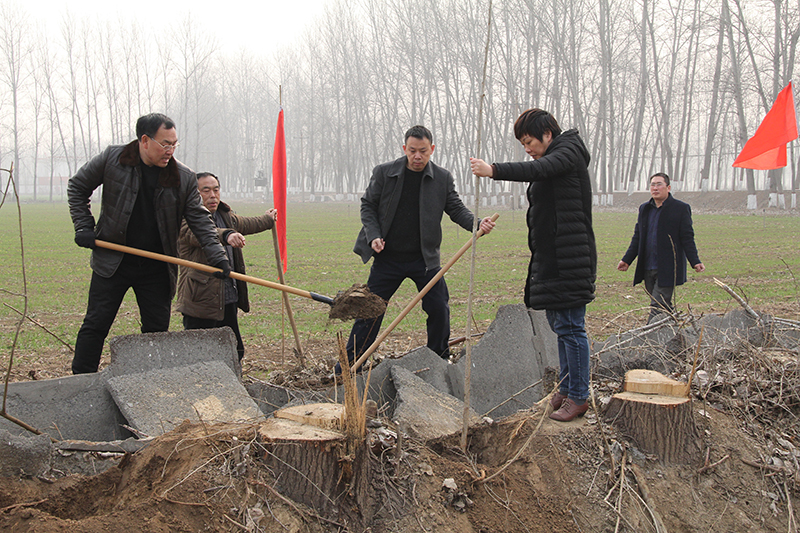 博農(nóng)集團(tuán)領(lǐng)導(dǎo)、基層黨政負(fù)責(zé)人等同志積極參加植樹活動(dòng)